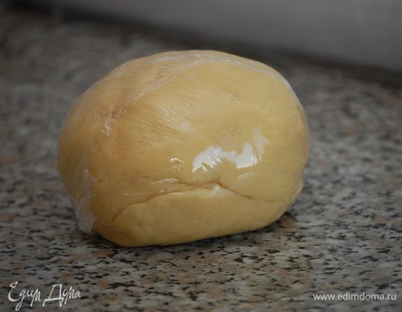 Тесто накрыть пищевой плёнкой и убрать в холодильник на 20 минут.