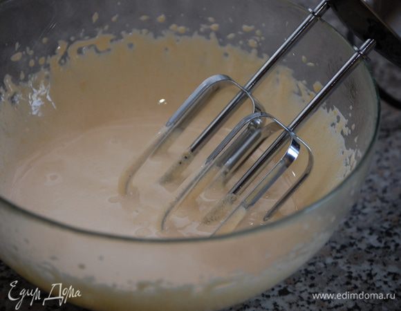 Взбить желтки с сахаром (до полного растворения кристаллов) 