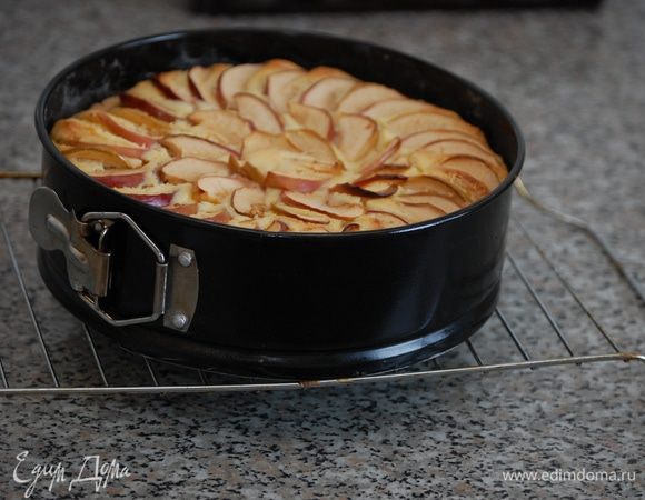 Выпекаем 50мин. при t 180гр. (ориентируйтесь на свою духовку).
У готового изделия серединка будет подрагивать. Остудить на решетке.  
Приятного аппетита! 
