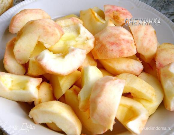 Вначале подготовим яблоки. Очищаем кожицу, разрезаем пополам, вырезаем семена и разрезаем каждую половинку на 3-4 дольки.