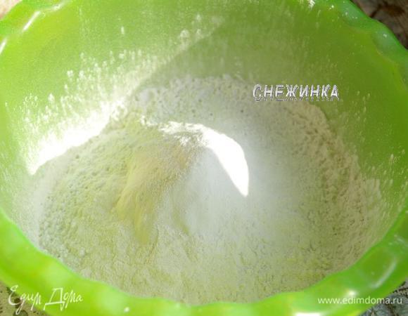 Для теста просеиваем в миску муку, крахмал. Добавляем разрыхлитель.