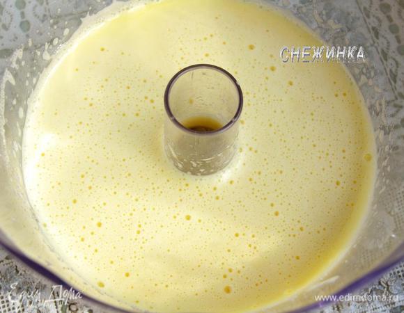 Яйца взбиваем миксером или в комбайне в пышную пену. Добавляем сахар и еще раз хорошо взбиваем.