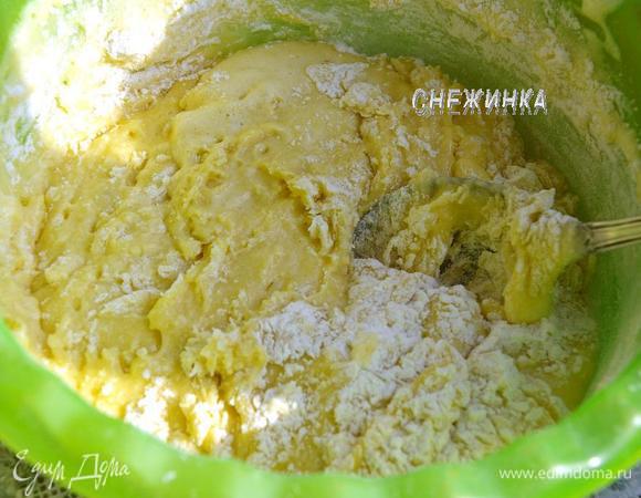 Яичную массу добавляем к мучной. Перемешиваем.