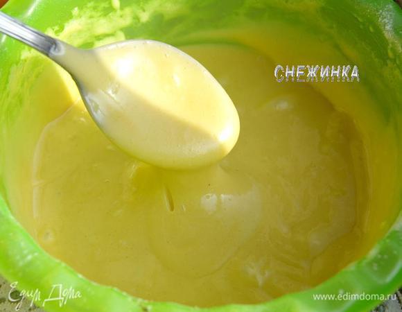 Затем вливаем масло. Вымешиваем тесто.