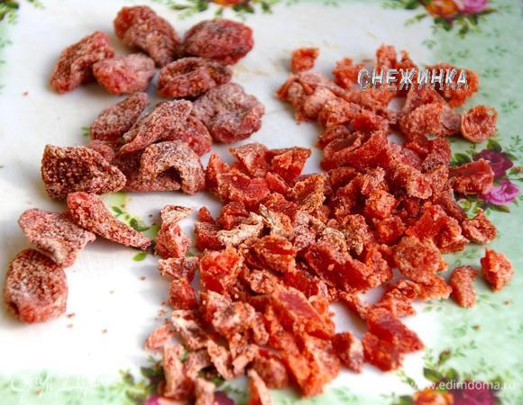 Подготовим клубнику. Порежем ее на кусочки.