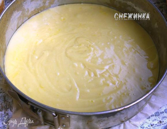 Форму для выпечки выстилаем бумагой, дно смазываем маслом. Я кладу бумагу только на дно и защёлкиваю кольцо разъёмной формы. Равномерно выкладываем тесто.