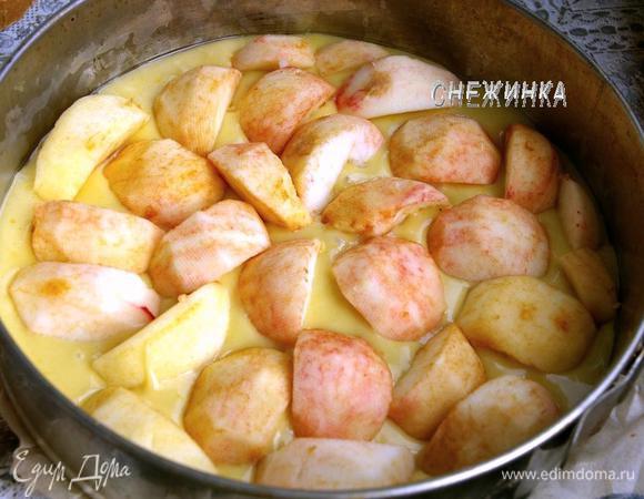 На тесто укладываем яблоки, не слишком плотно, немного вдавливая в тесто.