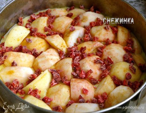 Посыпаем вяленой клубникой. Ставим выпекаться в духовку при 180С на 35 минут.