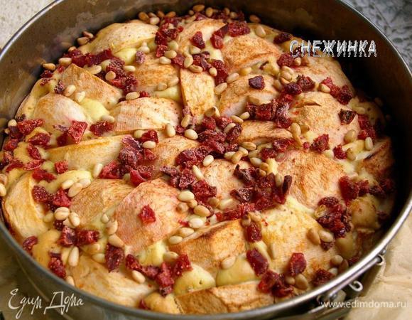 Затем достаём пирог, посыпаем кедровыми орехами и снова отправляем в духовку зарумяниться на 15 минут при 190С.

