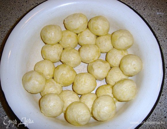 Катаем из теста шарики двумя руками. У меня получилось 26 штук. Накрыть чем-нибудь и отправить в холодильник на 2 часа.