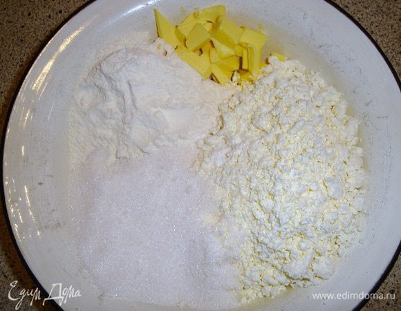 Для начинки надо перемешать масло, творог, сахар, муку и ванилин.