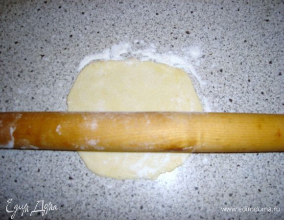 Через 2 часа достаем тесто с начинкой из холодильника. Разогреть духовку до 180 градусов. Начинаем раскатывать шарик, присыпая их мукой.