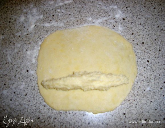 Кладем начинку так, чтобы посередине было больше, чем по краям.( 0,5 ст. л. с горкой начинки на каждый банан не больше)