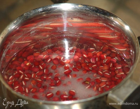 Промываем бобы, наливаем в кастрюльку воду. Важно, чтобы бобы всегда были покрыты водой.
Когда вода закипит, добавляем сахар, накрываем крышкой и уменьшаем огонь. Периодически доливаем горячую воду. Варим до тех пор, пока фасоль не станет абсолютно мягкой. 