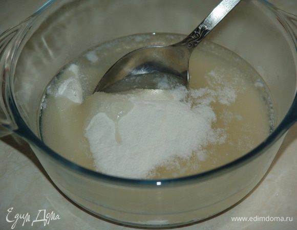 Замесите тесто. В муку с сахаром добавьте 5 ст. л. воды.