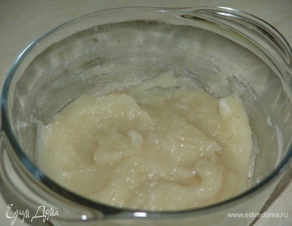 Перемешайте. Получится довольно однородная тянущаяся масса. Если хотите добавить краситель — самое время! Я красила натуральным продуктом, как ведут себя синтетические красители в микроволновке, не знаю.