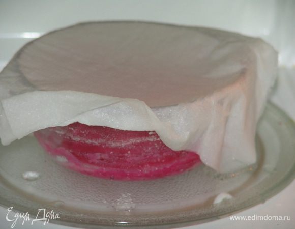 Поставьте в микроволновку ровно на 2 минуты, накрыв смоченным влажным бумажным полотенцем. Достаньте, добавьте еще одну ложку воды, размешайте и поставьте в микроволновку еще на 1 минуту, также накрыв полотенцем.