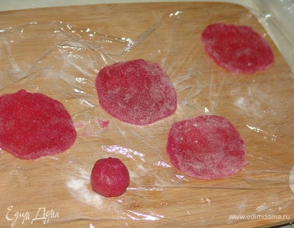 Дайте тесту остыть, постоянно помешивая. Тесто прекрасно лепится в теплом состоянии, когда остывает — теряет эластичность, поэтому приступайте к лепке сразу. Доску накройте кулинарной пленкой, посыпьте мукой. Руки также посыпьте мукой.<br />
Достаньте немного теста, посыпьте мукой и сделайте из него лепешки. Внимание! Тесто очень горячее внутри, даже если снаружи оно и остыло. Размер лепешки зависит от размера начинки. В идеале — чем тоньше слой теста, тем лучше. 