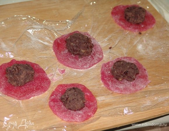 Выложите начинку.