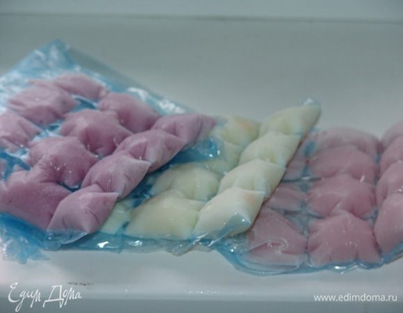 В ситуации с мороженым поступите точно так же, только несколько быстрее. У меня был желированный йогурт.