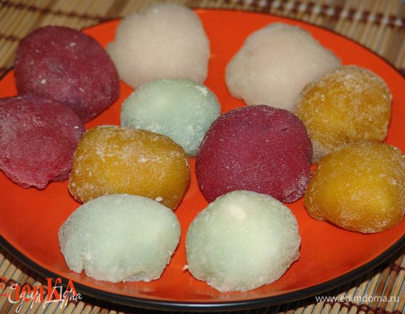 Выложите на блюдо, слегка посыпанное мукой и сверху также посыпьте ею же. Десерт готов. Десерт довольно долго хранится в морозилке, но повторно лучше не замораживать. Если ожидаете прихода гостей, предварительно выньте его из морозильной камеры за 20–30 минут, чтобы начинка успела стать мягкой.