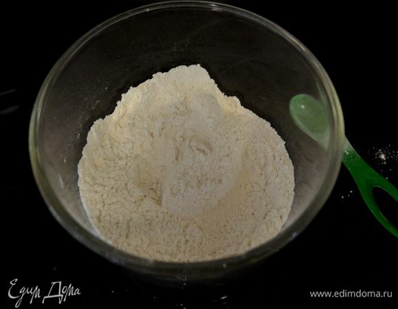 Разогреть духовку на 180гр.Смазать хорошо круглую форму .
В кастрюльку выложить финики ,3/4 стак.воды и поставить на медлен.огонь,закрыв крышкой.Снять с огня  и дать остыть.
В другой чаше смешать муку,разрыхлитель и 1/2 ч.л соль.