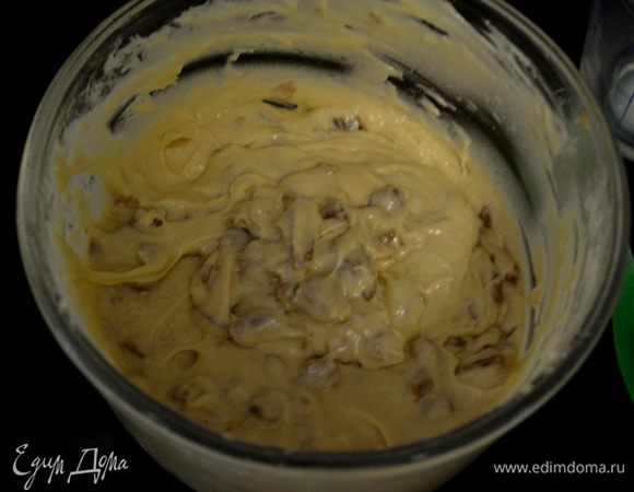 Используя миксер или вручную смешать корич.сахар и 6 стол.л слив. масла/примерно 80гр/  на высокой скорости.Добавить по одному яйцу за раз.
Затем сбавить скорость и добавить половину муки,порезанные финики, молоко и ванилин и оставшуюся муку.