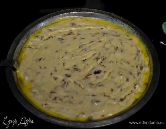 Вылить тесто в форму,разровнять и поставить в разогретую духовку на 50мин.