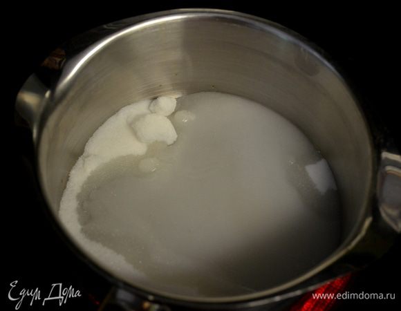 В кастрюльку с тяжелым дном выложим 1 стак.сах.песка и 3стол.л холод.воды.
оставим поглядывая примерно на 5мин. или меньше,как начнет темнеть сахар снимем с огня,добавим 2 стол.л слив.масло и 2/3 стак.сливок.Вернем на огонь медленный и помешиваем,добавим 1/4 ч.л соль.Помешиваем.Снимем  с огня как жидкость будет одной консистенции .