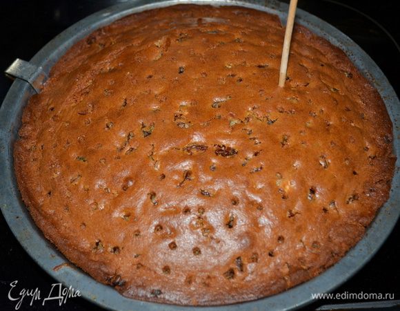 Кекс достать из духовки,дать ему остынуть 5мин.И небольшой шпажкой для шашлыка или деревянной палочкой проткнем частые дырочки на небольшом расстоянии.