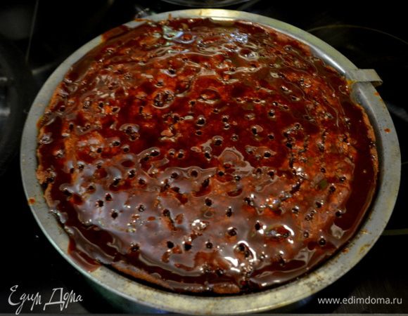 Выльем поверх кекса половину карамельной смеси,распределяя по всей поверхности.И дадим остыть при  комнат. тем-ре примерно 12часов, закрыв крышкой.