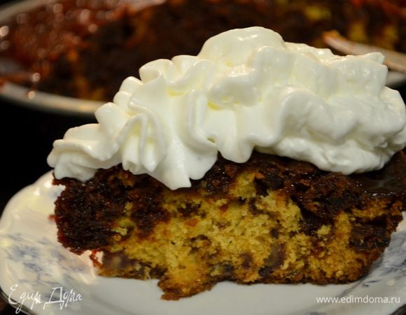 Когда готовы сервировать к столу, разогрейте духовку до 160гр.Поставить кекс на 15мин.в духовку.Смешать оставшуюся карамель с 1стол.л сахара и 1стак. сливок на медлен.огне.Как размешалось снять с огня и подаем кекс теплый с карамельным соусом и взбитыми сливками.Приятного аппетита!!!