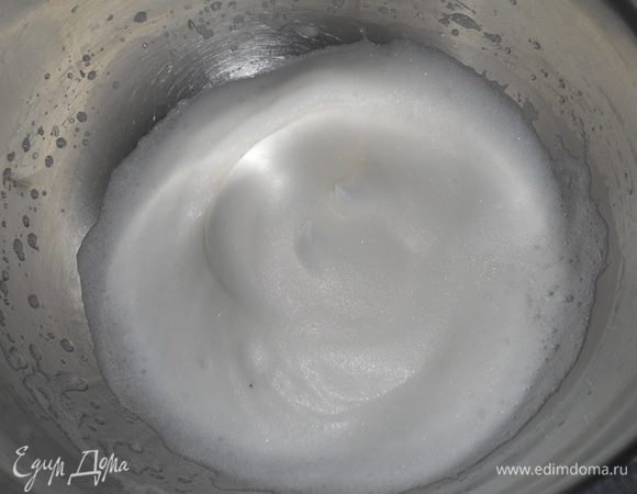 желтки отделить от белков,взбить белки с щепоткой соли в пену