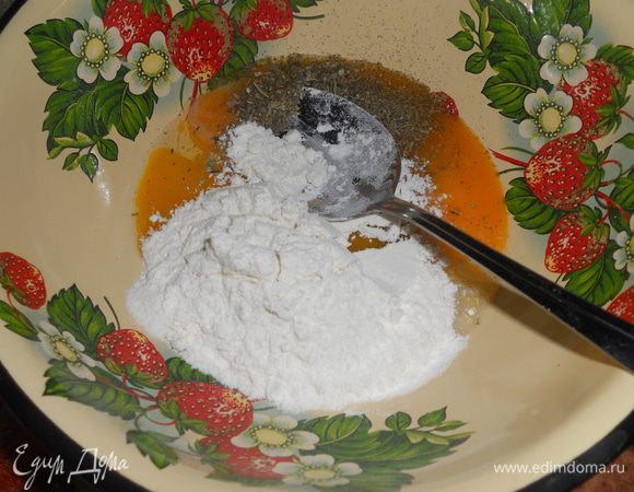 в желтки добавить травки, половину молока и муку,растереть до однородности