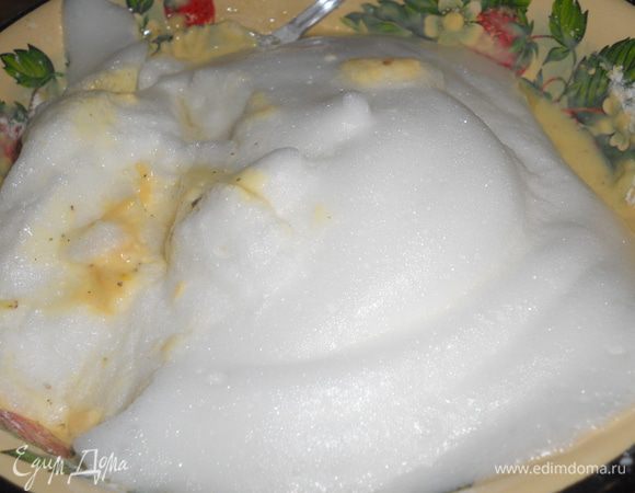 добавить белки, аккуратно перемешать... поставить в разогретую до 185 градусов духовку и выпекать 15-20 мин. до золотистой корочки.... ПРИЯТНОГО АППЕТИТА...