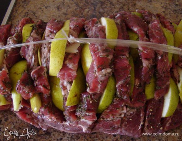 Кусок свинины, лучше нежирную шейную часть, разрезать на пластины (кармашки толщиной 1 см, до конца мясо не прорезать). Натереть кусок солью и смесью перцев, затем хорошо натереть тимьяном (чабрецом). В кармашках тоже натереть тимьяном. Уложить в емкость и залить на 10–20 часов красным вином. Проверить, чтобы вино попало в кармашки и чтобы слегка покрывало мясо. Готовое мясо достать, начинить нарезанной на пластины грушей. Грушу не жалеть! В кармашки можно добавить по желанию чернослив, тоже очень вкусно. Связать (я разрезаю рукав для запекания). Можно не связывать, но надо аккуратно поместить на фольгу и туго завернуть.