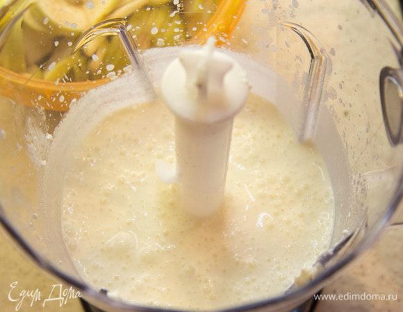 2.	Взбить блендером творог, молоко и сахар.