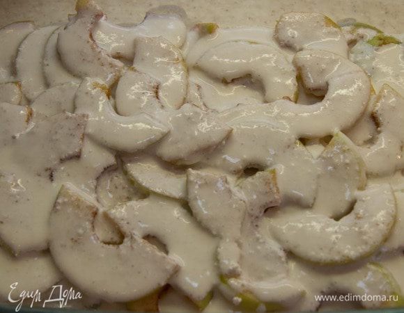 3.	Выкладываем 3 листа лазаньи, сверху яблоки, потом творожный крем. Так повторяем еще 2 раза. 