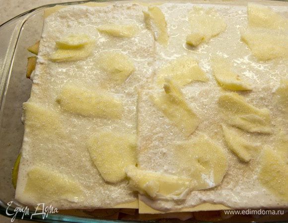 4.	Сверху покрываем  3 листами лазаньи и творожным кремом и тоненькими кусочками сливочного масла. Ставим в предварительно разогретую до 180С духовку на 30 минут. Верх лазаньи должен зарумяниться.