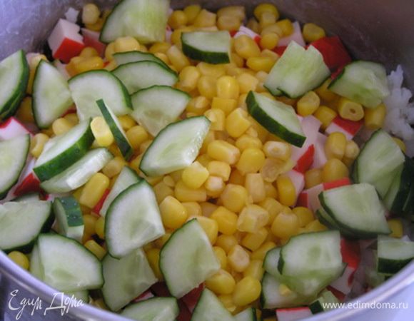 Добавьте кукурузу и нарезанный огурец.