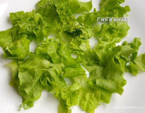 Салатные листья моем, обсушиваем полотенцем. Рвём руками на блюдо.