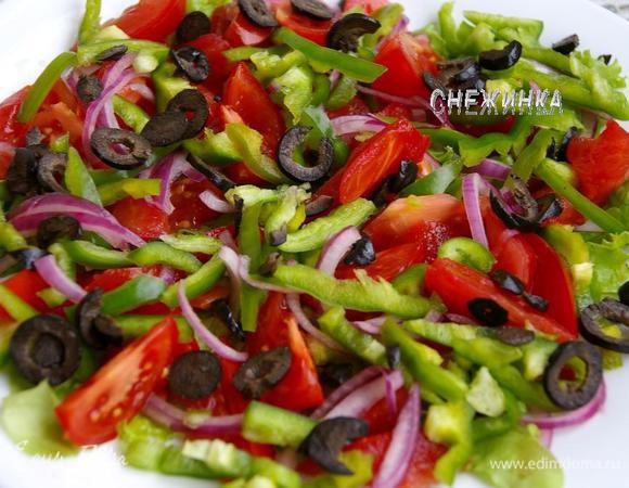 Маслины нарезаем кольцами и распределяем сверху.