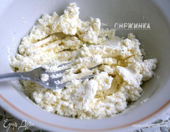 Для шариков рикотту немного разминаем вилкой. Солим, перчим по вкусу, выдавливаем чеснок. Хорошо перемешиваем.