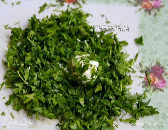 Петрушку измельчаем. Из сырной массы катаем шарики. Обваливаем их в петрушке.