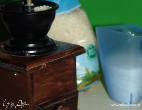 Смесь из различных видов муки в этом десерте - обязательна. Если брать муку только из обычного риса, то получится рисовая каша. А если только из клейкого – данго после остывания затвердеют и станут неугрызаемыми. )) Я проверяла )
Дома у меня оказалась мука только одного вида и пришлось прибегнуть к дедовскому способу. ) Если будете молоту муку самостоятельно, помните, что мука должна быть очень мелкого помола.