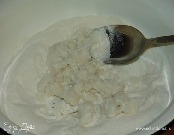 В смесь добавить чуть больше стакана  теплой воды и замесить тесто. Тесто получается очень пластичным и приятным на ощупь. 