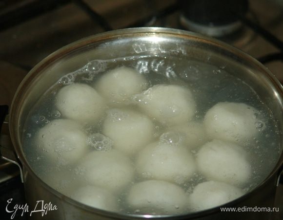 На плиту ставим большую кастрюлю с водой и доводим до кипения. Как только вода закипит, кидаем туда наши шарики. Варим, периодически помешивая, чтоб не слипались. 
Когда шарики всплывут, поварить еще минуты 2-3. 
Второй вариант варки - в пароварке. Необходимо дно контейнера выстелить бумагой для выпечки. Время приготовления 15-20 минут. При этом шарики лучше сохряняют форму, нежели при варке в воде. 
