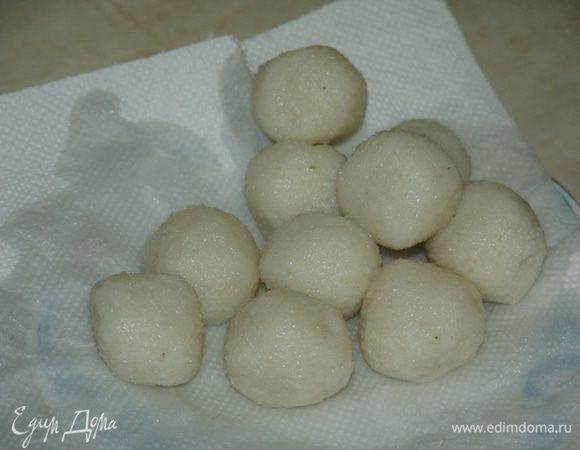 Выложить на салфеточку, чтобы обсохли.   
Надеть их на тонкую бамбуковую палочку по 3-4 штучки. 
