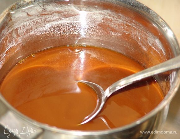 Классика рецепта требует эти шашлычки слегка загрилить на решетке безо всякого масла, чтобы на шариках появились темные отметины от решетки. Честно говоря, между просто отваренными данго и данго после гриля разницы я не заметила. В любом случае  - варим соус. 
Смешиваем все ингредиенты соуса и варим на минимальном огне, постоянно помешивая, до загустения. 
Поливаем данго соусом и едим, пока они еще теплые. 