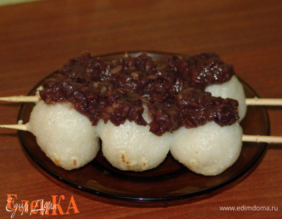 Второй вариант соуса - паста АНКО. Рецепт - тут http://www.edimdoma.ru/retsepty/46620-yaponskaya-sladkaya-nachinka-anko-bobovaya-pasta